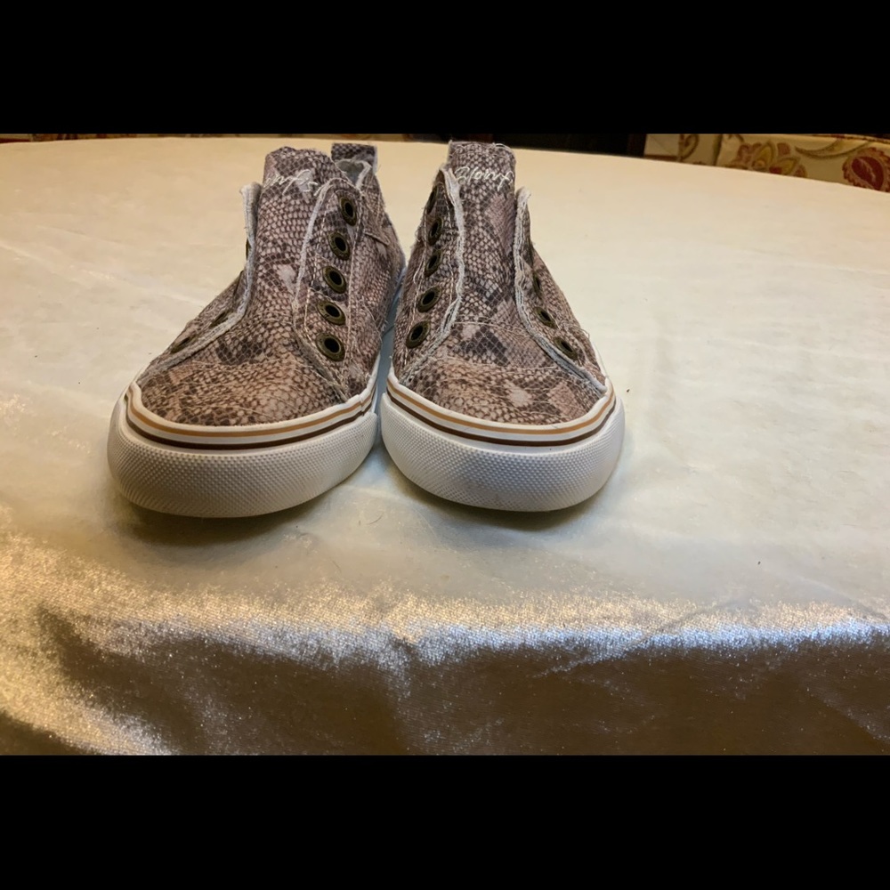 Blowfish snake print size 6 comfortable!